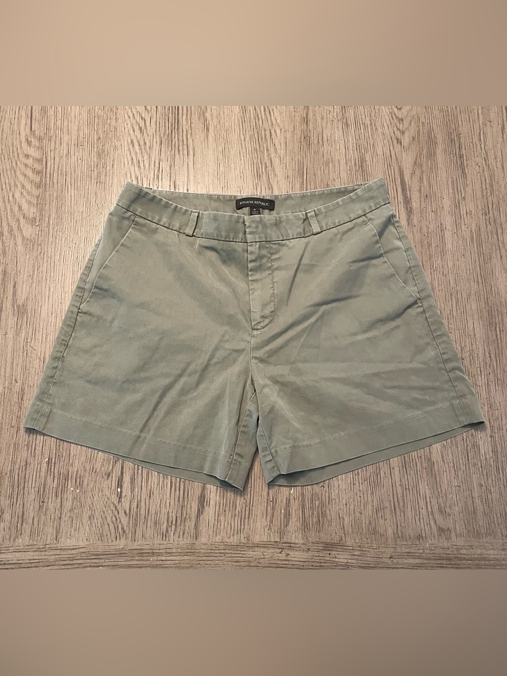 Banana Republic women’s shorts, khaki, size 6, like new.